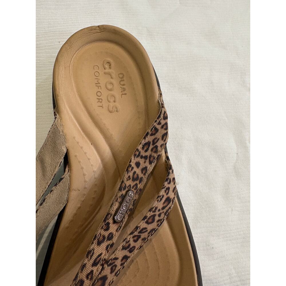Crocs Women 11 Capri Flip Flop Sandals Leopard Print Wedge Dual Comfort Toe Post - Picture 5 of 13